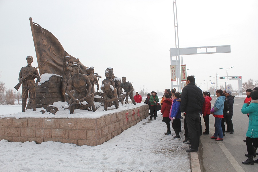 三十團(tuán)八連干部職工瞻仰軍墾雕塑勵(lì)志弘揚(yáng)兵團(tuán)精神