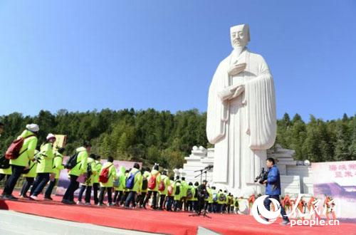 “朱子雕像”在武夷山五夫朱子文化廣場揭幕