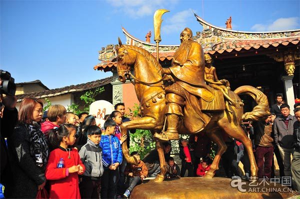 一尊雕像回望百年大愛(ài)